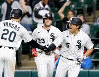 　７回、３ランを放ち、タッチを交わす村上（右）＝共同