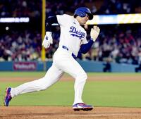 　９回、タッカーのサヨナラ打で三塁を回り生還する大谷（共同）