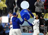 水をかけようとするＴ・ヘルナンデス（手前右）、コール（同左）に驚くタッカー（ジョン・スーフー／ドジャース提供）