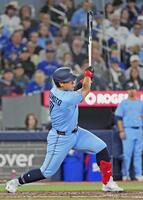 　レッドソックス戦の３回、２点適時打を放つ岡本＝トロント（共同）