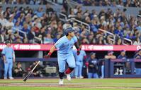 　レッドソックス戦の３回、２点適時打を放つ岡本＝トロント（共同）