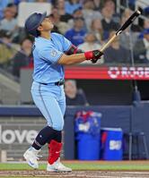 　レッドソックス戦の１回、三飛に倒れる岡本＝トロント（共同）