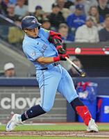 レッドソックス戦の１回、三飛に倒れる岡本＝トロント（共同）