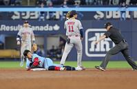 　レッドソックス戦の３回、２点適時打を放ち二塁を狙うがタッチアウトとなる岡本＝トロント（共同）