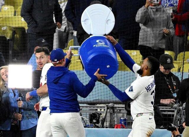 ド軍 クールなタッカーが「ギョッ！」