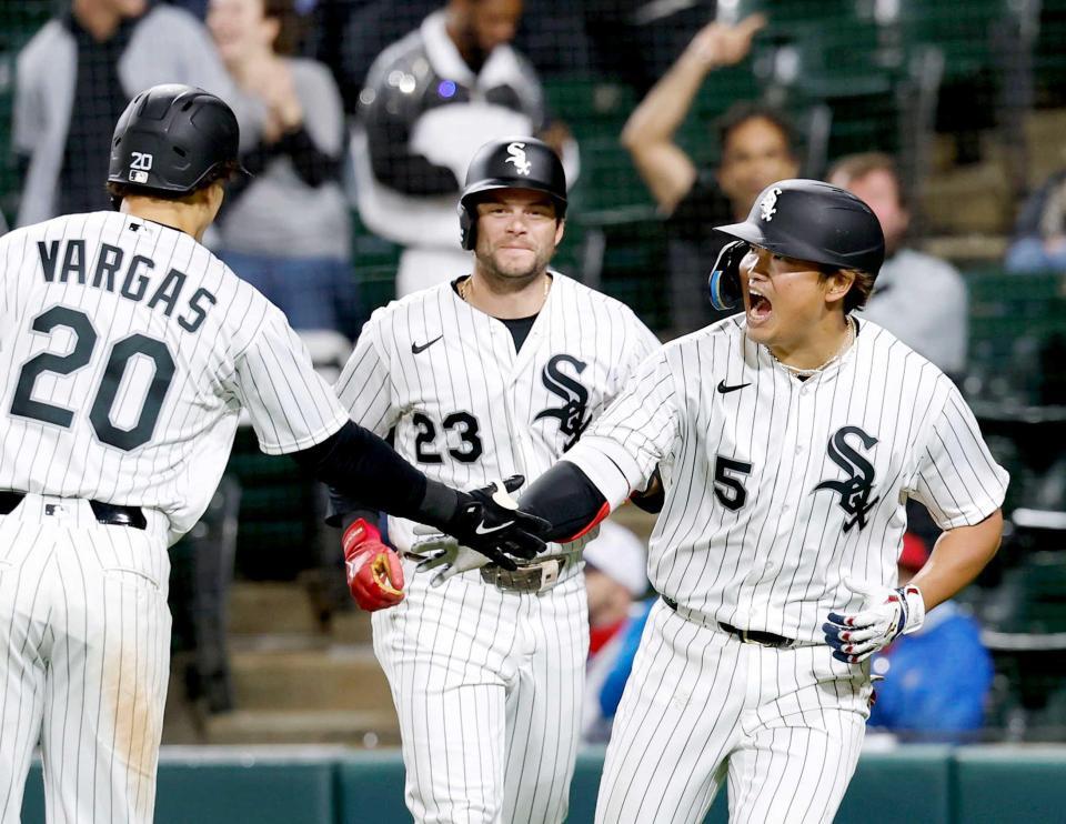 　７回、３ランを放ち、タッチを交わす村上（右）＝共同