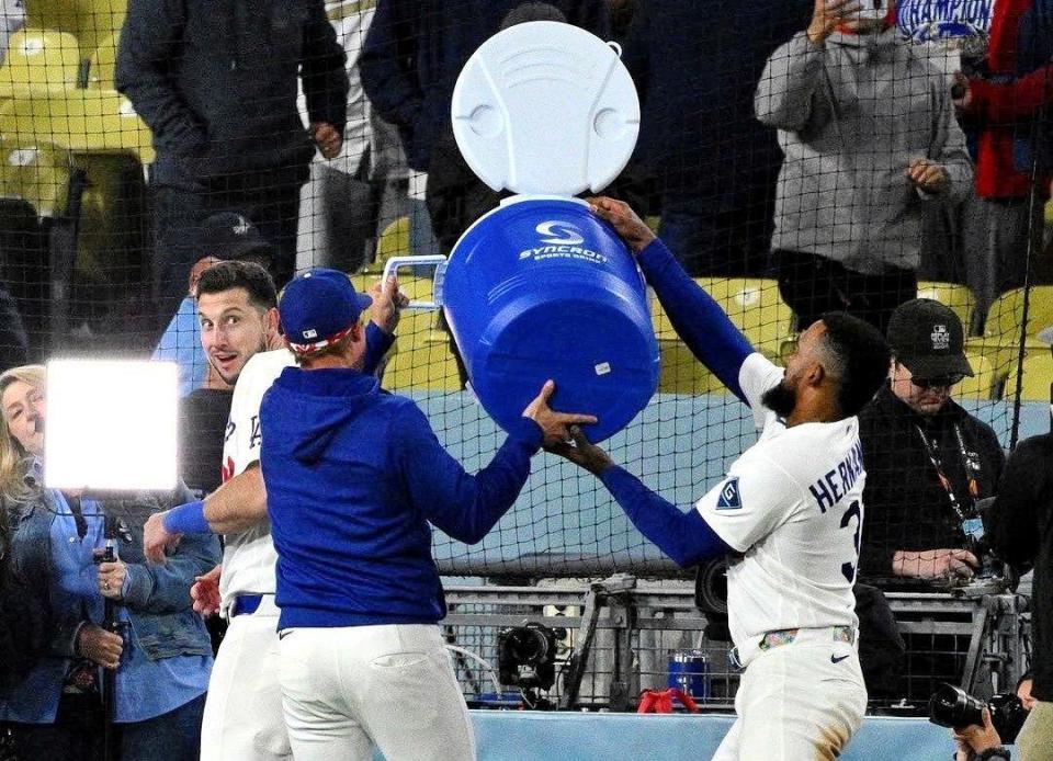 水をかけようとするＴ・ヘルナンデス（手前右）、コール（同左）に驚くタッカー（ジョン・スーフー／ドジャース提供）