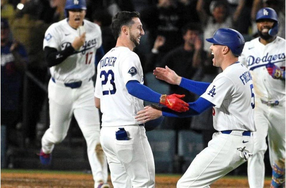 タッカー（中央左）のもとへ駆け寄るフリーマン（同右）。（後方左から）大谷、Ｔ・ヘルナンデス（ジョン・スーフー／ドジャース提供）