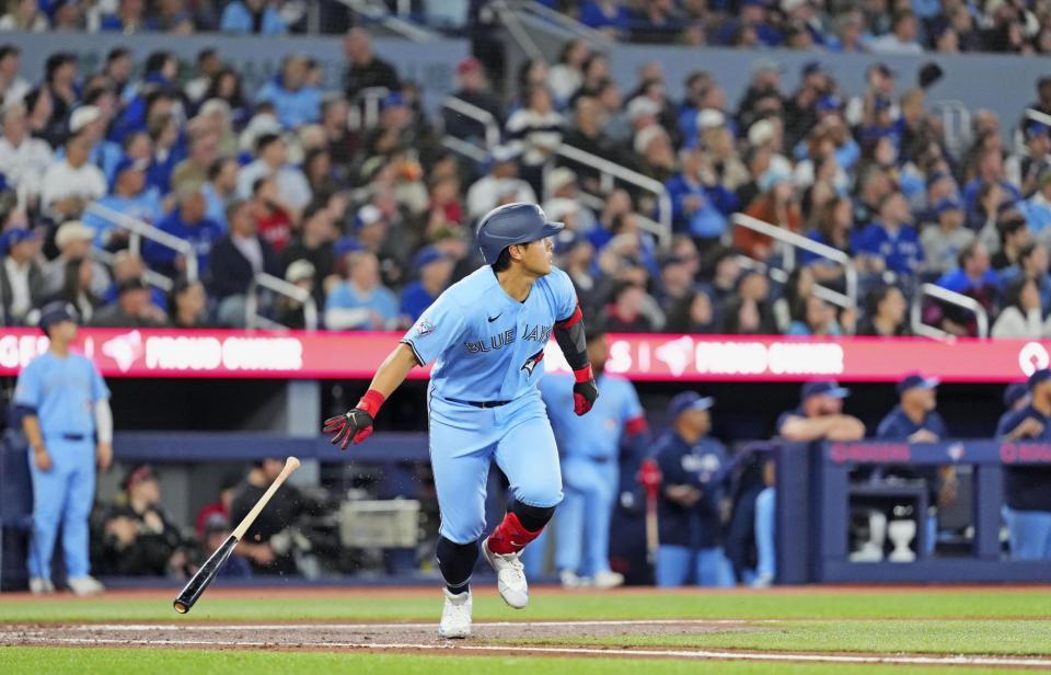 　レッドソックス戦の３回、２点適時打を放つ岡本＝トロント（共同）