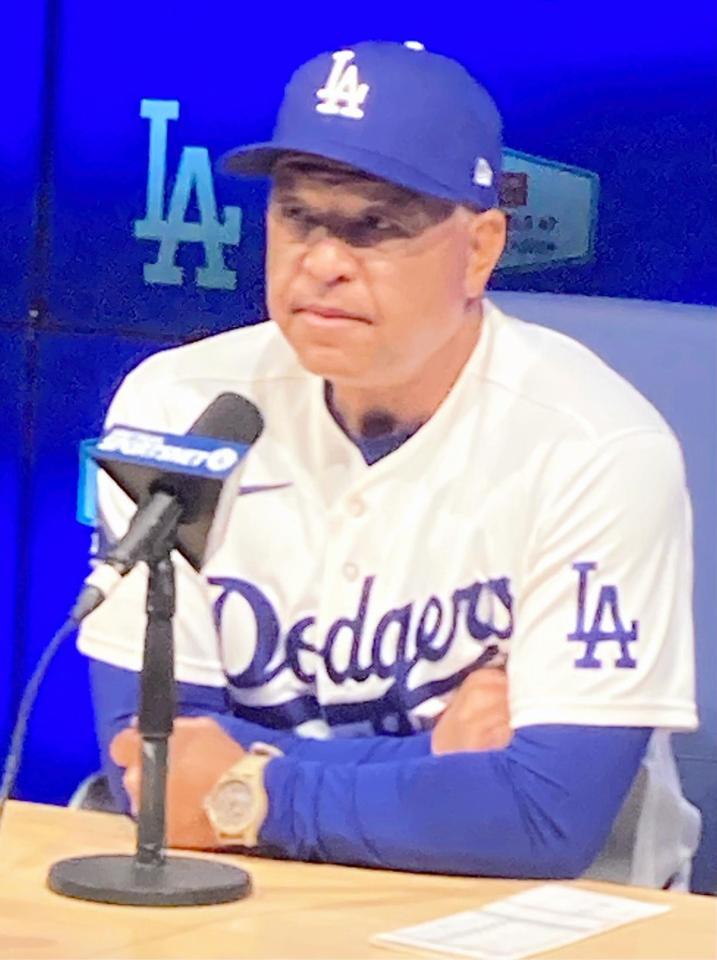 　試合後、報道陣の質問に答えるロバーツ監督（撮影・小林信行）