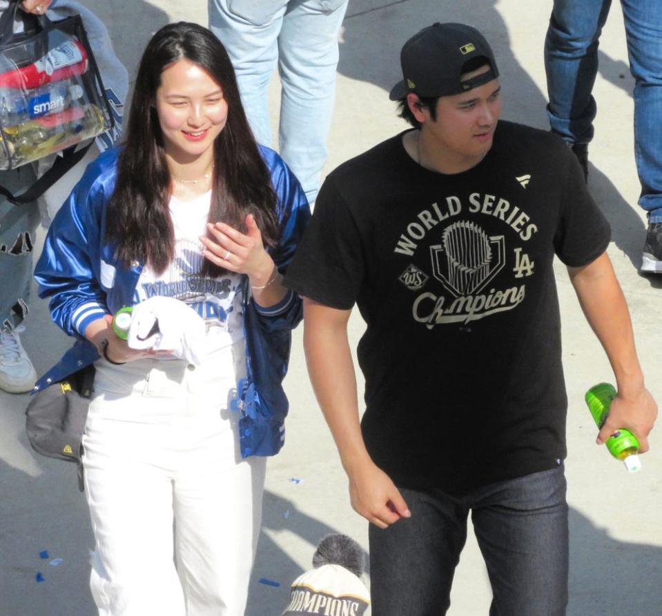 大谷翔平（右）と真美子夫人（２０２５年）