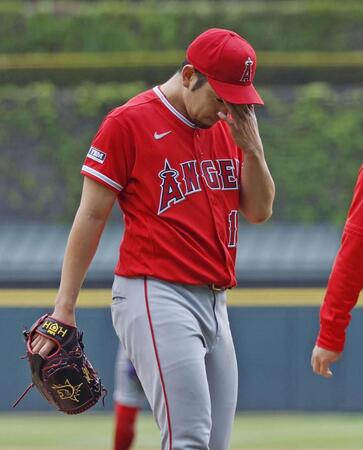 ３回のイニング間の投球練習中に左肩の張りを訴えて降板する菊池（共同）