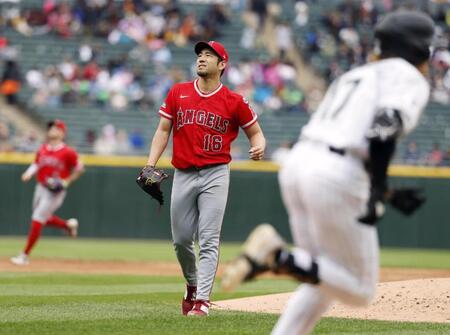 ２回、左肩を気にするしぐさを見せる菊池（共同）