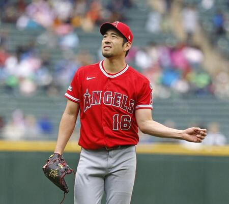 ２回、左肩を気にするしぐさを見せる菊池（共同）