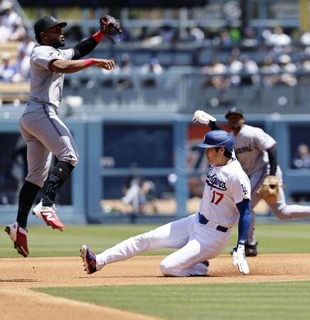 ３回、二盗を決める大谷（共同）