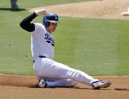 ３回、二盗を決める大谷（共同）