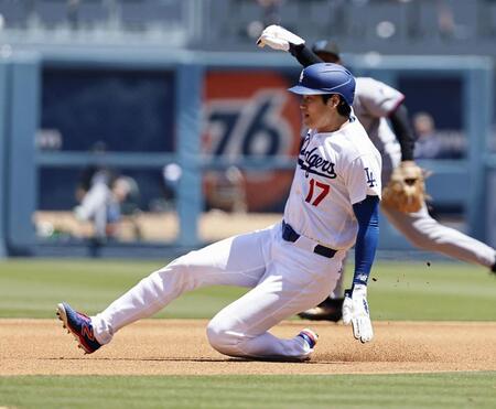 ３回、二盗を決める大谷（共同）