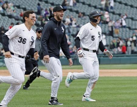 サヨナラ勝ちし、喜ぶ村上（右）ら（共同）