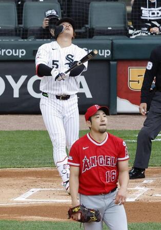 １回、左飛に倒れた村上。投手菊池（共同）