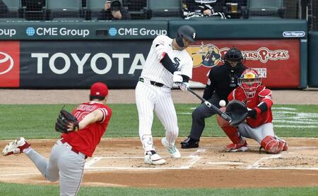 １回、左飛に倒れる村上。投手菊池（共同）