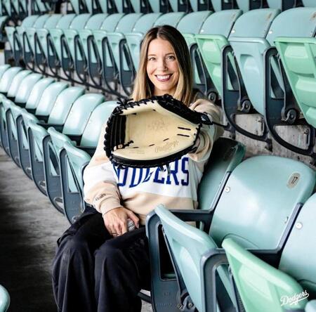 モデルを務めたスミス夫人（ロサンゼルス・ドジャース提供）