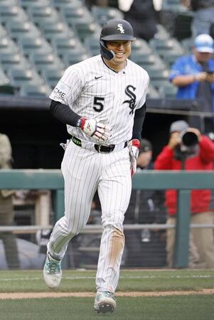 サヨナラ勝ちし、笑顔の村上（提供・共同通信社）