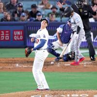 　６回、ノービーのスイングはファウルで三振とならず悔しがるドジャース・大谷（共同）