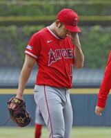 ３回のイニング間の投球練習中に左肩の張りを訴えて降板する菊池（共同）