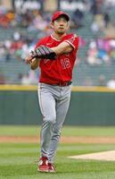 ２回を投げ終え、左肩を気にするしぐさを見せる菊池（共同）