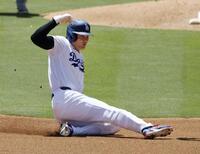 ３回、二盗を決める大谷（共同）