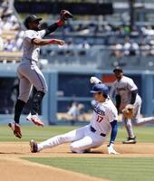 ３回、打者フリーマンの時、二盗を決める大谷（共同）