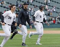 サヨナラ勝ちし、喜ぶ村上（右）ら（共同）