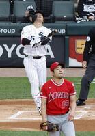 １回、左飛に倒れた村上。投手菊池（共同）