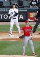 １回、左飛に倒れた村上。投手菊池（共同）