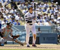 ７回、四球を選んだ大谷（共同）