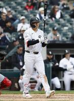 １０回、四球を選んだ村上（共同）