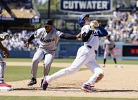 ９回、フリーマンの二ゴロでアウトになる一走大谷。併殺で試合終了となる（共同）