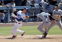 ９回、フリーマンの二ゴロでアウトになる一走大谷。併殺で試合終了となる（共同）