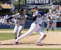 ９回、フリーマンの二ゴロでアウトになる一走大谷。併殺で試合終了となる（共同）