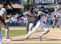 ９回、フリーマンの二ゴロでアウトになる一走大谷。併殺で試合終了となる（共同）