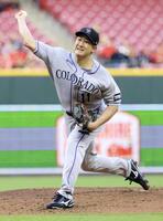 先発し、５回１／３を投げ４安打無失点で３勝目を挙げた菅野（ゲッティ＝共同）