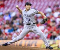 先発し、５回１／３を投げ４安打無失点で３勝目を挙げた菅野（ロイター＝共同）