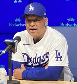 　試合後に取材対応するロバーツ監督（撮影・小林信行）