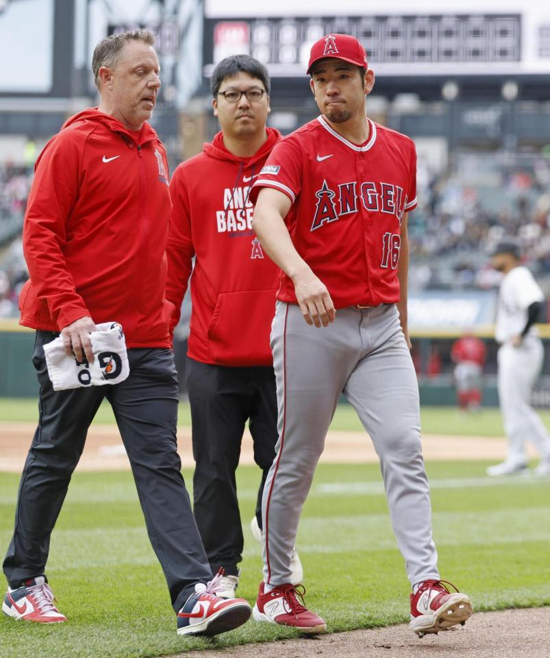 ３回のイニング間の投球練習中に左肩の張りを訴えて降板する菊池（共同）