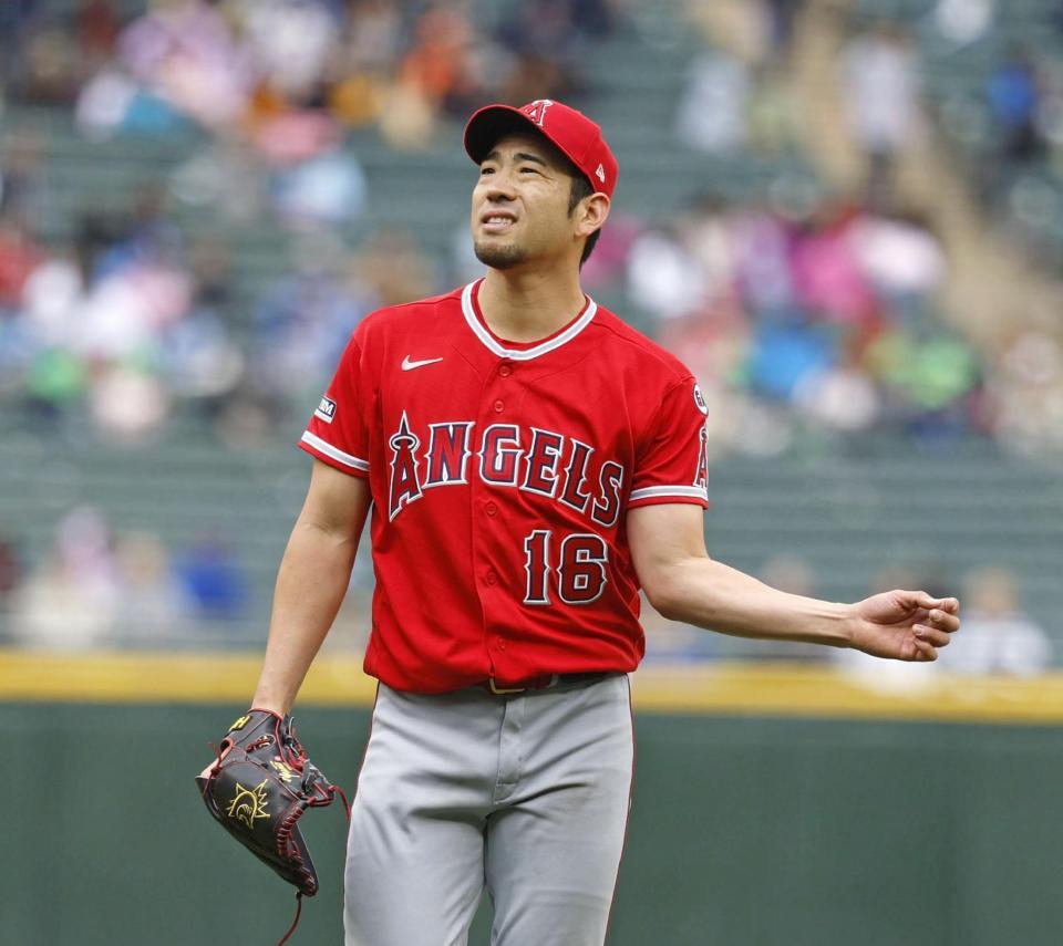 ２回、左肩を気にするしぐさを見せる菊池（共同）