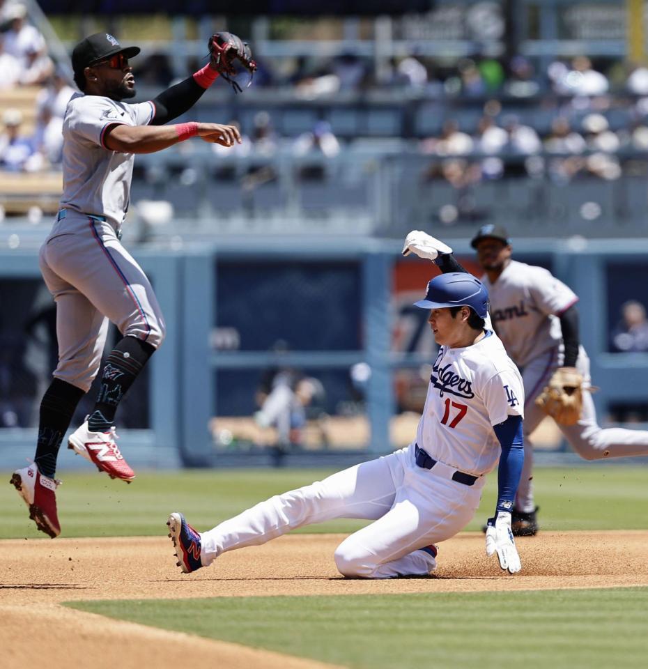 ３回、二盗を決める大谷（共同）