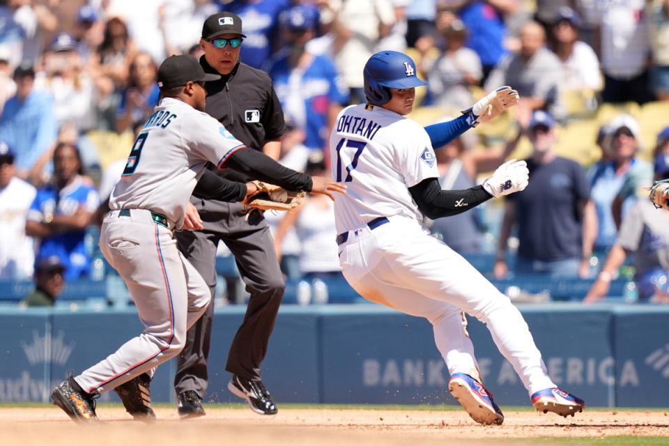 ９回、タッチアウトになる大谷（右）＝写真提供・ＡＰ／アフロ