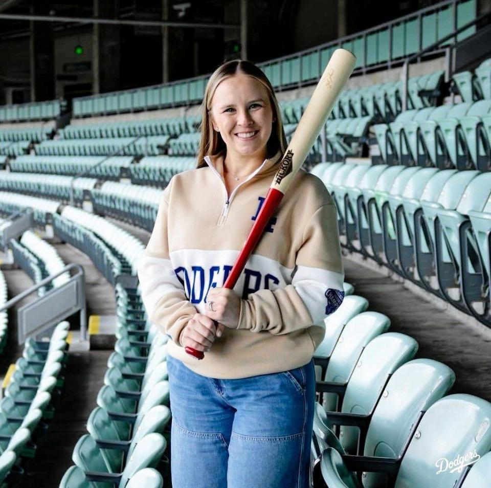 モデルを務めたタッカーの妻・サマンサさん（ロサンゼルス・ドジャース提供）