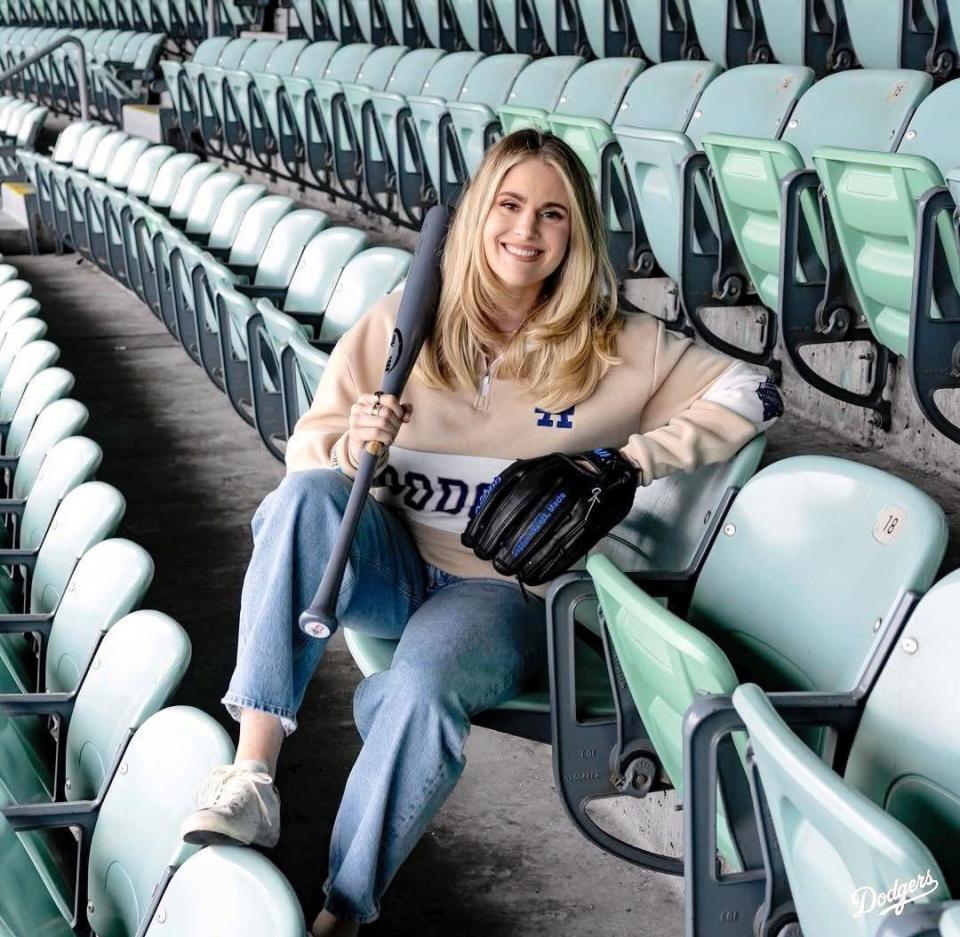 モデルを務めたマンシーの妻・ケリーさん（ロサンゼルス・ドジャース提供）