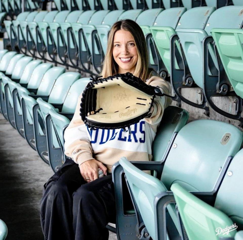 モデルを務めたスミス夫人（ロサンゼルス・ドジャース提供）